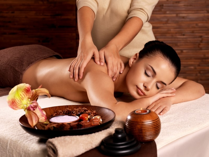 khi nào nên đến spa để làm massage cổ vai gáy chuyên sâu